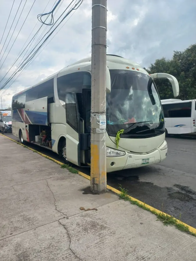 Autobús blanco de turismo