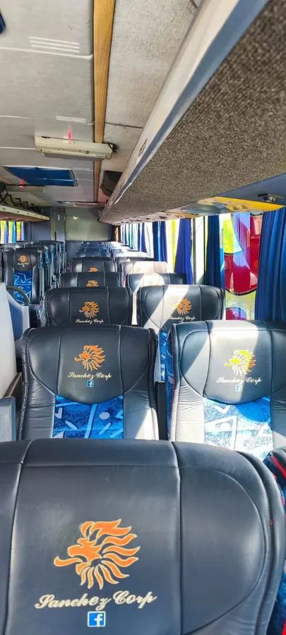 Asientos cómodos dentro de autobús