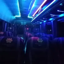 Interior con iluminación LED azul